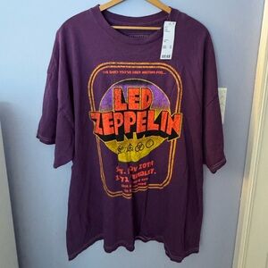 🦋NWT Urban Outfitters tshirt🦋